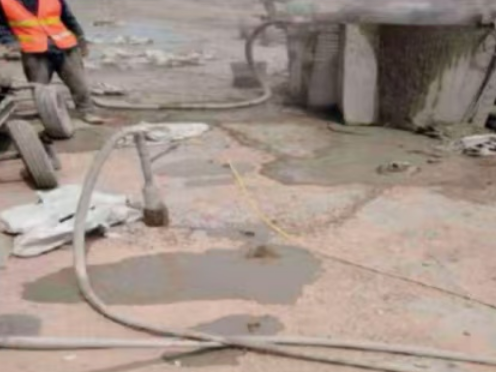 岫岩水泥混凝土路面板底注浆技术 路面脱空注浆整治方案